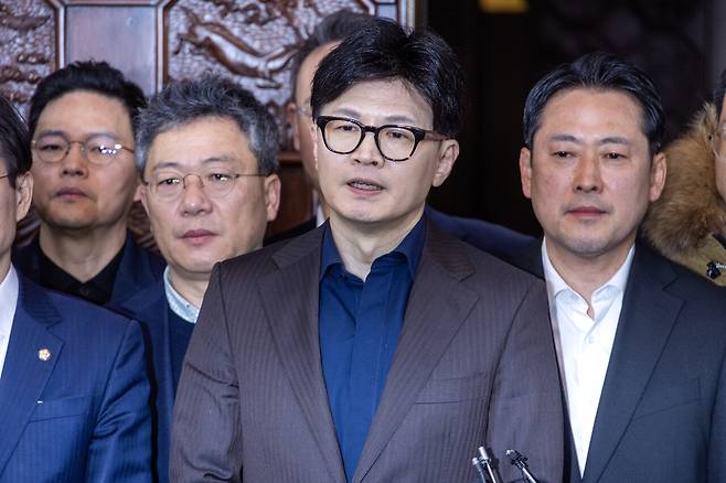 2024년 12월4일 새벽 윤석열 대통령이 비상계엄을 해제 발표 후 한동훈 국민의힘 대표가 의견을 밝히고 있다. ⓒ시사IN 박미소