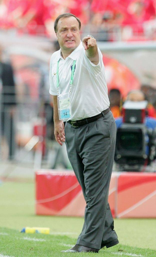 2006 독일월드컵 토고전에서 한국 대표팀 선수들에게 작전 지시를 하던 아드보카트 ㄱ마독. Getty Images코리아