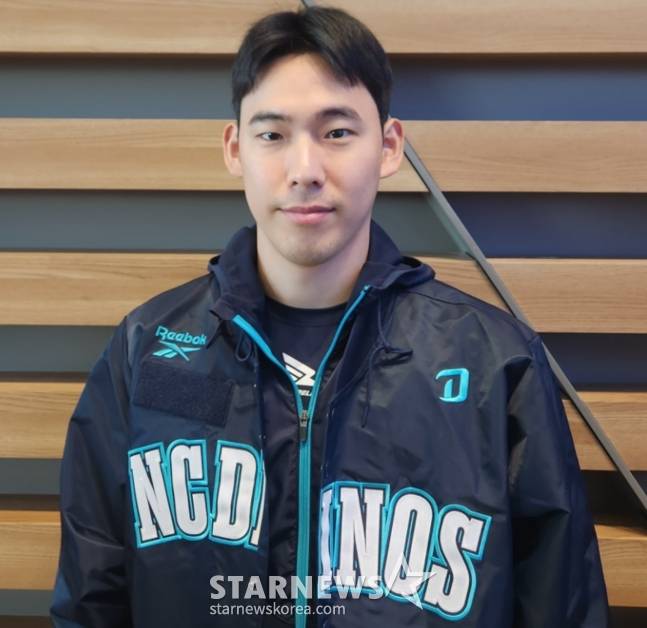 NC 정구범이 1월 24일 스프링캠프 출국을 앞두고 취재진과 인터뷰를 하고 있다. /사진=안호근 기자