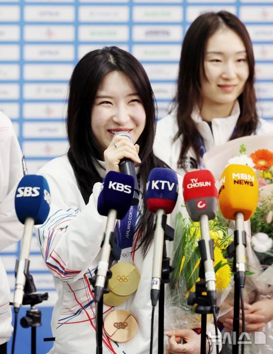 2026 밀라노-코르티나 동계올림픽 쇼트트랙 메달리스트 김길리가 24일 오후 인천국제공항 제2여객터미널로 귀국, 취재진의 질문에 답하고 있다. /사진=뉴시스