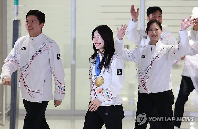 김길리, 금메달 목에 걸고 (영종도=연합뉴스) 서대연 기자 = 쇼트트랙 2관왕 김길리 등 2026 밀라노-코르티나담페초 동계올림픽을 마친 대한민국 선수단이 24일 인천국제공항 제2여객터미널을 통해 귀국하고 있다. 2026.2.24 dwise@yna.co.kr