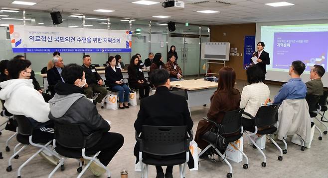 ▲ 박용철 강화군수가 지난 24일 강화군행복센터에서 의료 격차 해소를 위한 정부 지원을 요청하고 있다./사진제공=강화군