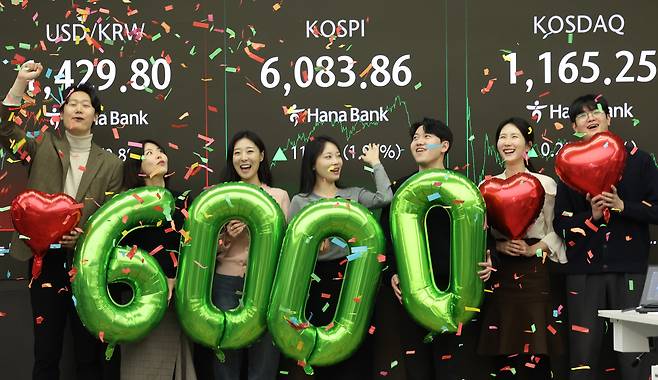 코스피가 사상 처음으로 6,000을 돌파해 거래를 마친 25일 서울 중구 하나은행 딜링룸에서 딜러들이 기념 세리머니를 하고 있다. 2026.2.25 사진=연합뉴스.