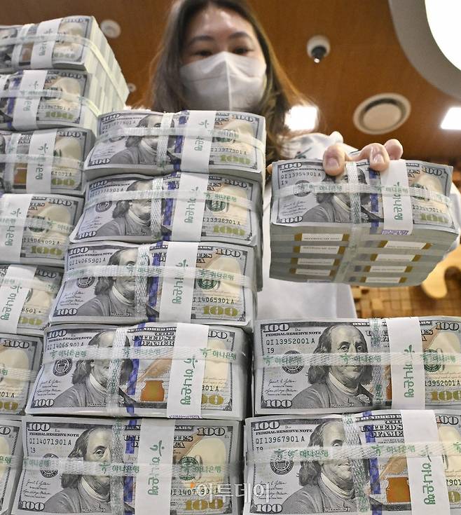 1월 외환보유액이 고환율에 대응한 외환시장 안정화 조치로 2개월 연속 감소했다. 4일 한국은행에 따르면 1월 말 기준 우리나라 외환보유액은 4259억1000만 달러로 전월보다 21억5000만 달러 감소했다. 지난해 12월 말(26억 달러)에 이어 두 달 연속 감소세다. 이날 서울 중구 하나은행 위변조대응센터에 관계자가 보유중인 달러를 정리하고 있다. 조현호 기자 hyunho@