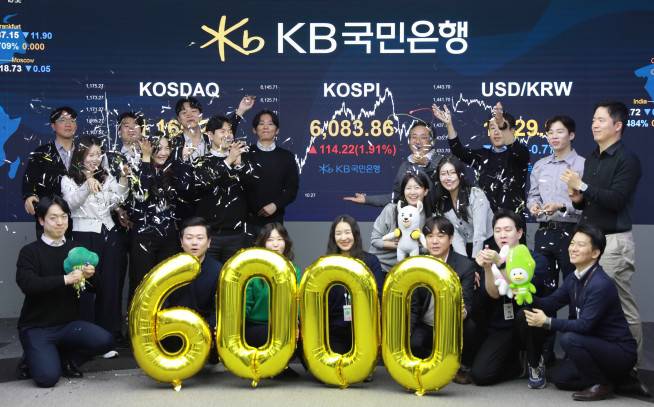 코스피 지수가 사상 처음으로 6000을 넘어선 가운데 KB국민은행 딜링룸에서 직원들이 축하 퍼포먼스를 하고 있다.(사진제공=KB국민은행)