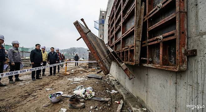 ▲ 갱폼 추락 사망사고를 인공지능을 이용해 생성한 이미지. <생성형 AI 제작>
