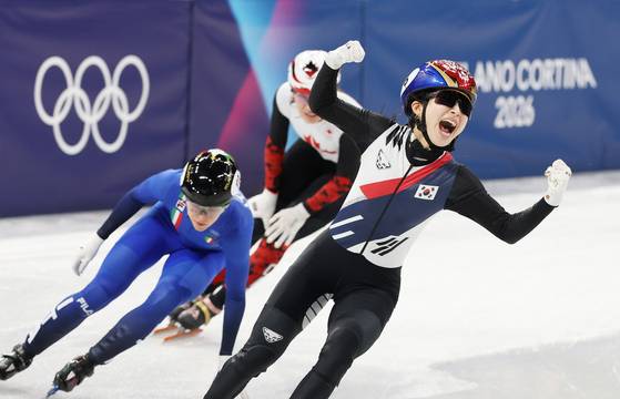 18일(현지시간) 이탈리아 밀라노 아이스스케이팅 아레나에서 열린 2026 밀라노-코르티나담페초 동계올림픽 쇼트트랙 여자 3000m 계주 결승에서 한국 마지막 주자 김길리가 1위로 결승선을 통과하며 기뻐하고 있다. 〈사진=연합뉴스〉