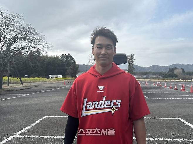 SSG 다케다 쇼타가 24일 일본 미야자키 아야니시키바루 구장에서 훈련을 마친 뒤 취재진의 인터뷰에 응하고 있다. 미야자키 | 이소영 기자 sshong@sportsseoul.com