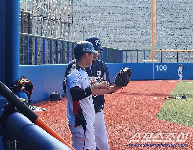 김시앙과 이야기를 하는 강인권 대표팀 수석코치 및 배터리코치. 오키나와(일본)=이종서 기자