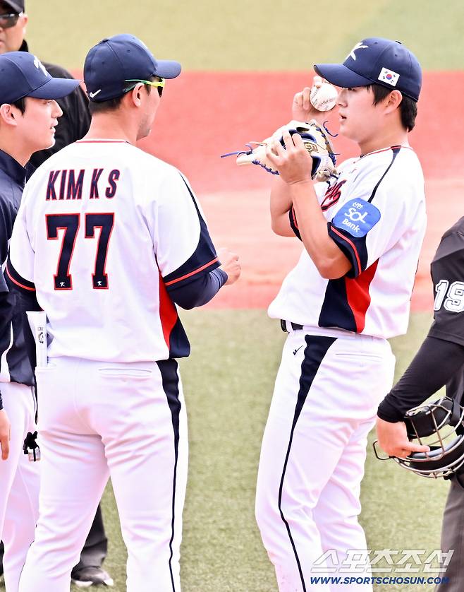 24일 일본 오키나와 가데나 구장에서 열린 야구 대표팀과 KIA 타이거즈의 평가전. 5회초 1사 KIA 데일 강습 타구를 막아낸 김택연이 김광삼 코치와 상태를 체크하고 있다. 오키나와(일본)=박재만 기자 pjm@sportschosun.com/2026.02.24/