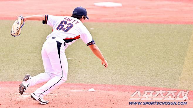 24일 일본 오키나와 가데나 구장에서 열린 야구 대표팀과 KIA 타이거즈의 평가전. 6회초 1사 KIA 데일 강습 타구를 막아낸 김택연이 수비를 펼치고 있다. 오키나와(일본)=박재만 기자 pjm@sportschosun.com/2026.02.24/
