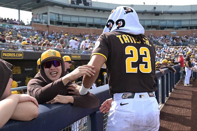 Feb 23, 2026; Peoria, Arizona, USA; San Diego Padres third baseman Sung-Mun Song (24) and San Diego Padres right fielder Fernando Tatis Jr. (23) share a laugh in the dugout during the game against the Milwaukee Brewers at Peoria Sports Complex. Mandatory Credit: Jayne Kamin-Oncea-Imagn Images
<저작권자(c) 연합뉴스, 무단 전재-재배포, AI 학습 및 활용 금지>