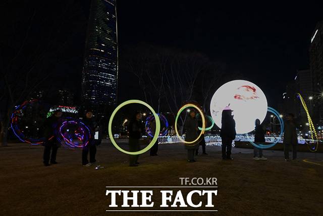 시민들이 돌린 쥐불놀이가 원형을 그리고 있다.