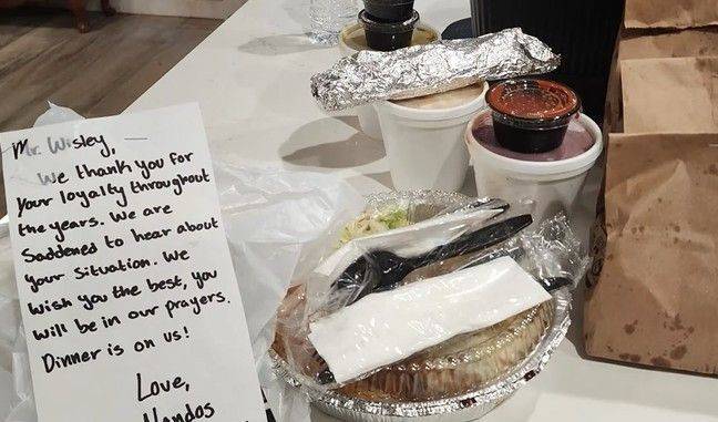 난도스 멕시칸 카페 길버트점 매장이 알에게 전달한 무료 식사. 12 뉴스