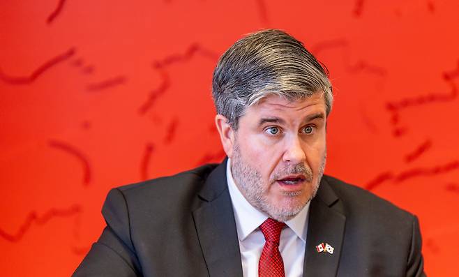 24일 필립 라포르튠 주한캐나다대사가 서울 캐나다대사관에서 본지와 인터뷰를 하고 있다. /김지호 기자