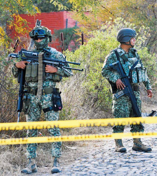은신처 앞 경계 서는 군인들 마약 카르텔 두목 네메시오 오세게라의 은신처 멕시코 타팔파 건물 앞에 지난 23일 군인들이 경계를 서고 있다./로이터 연합뉴스