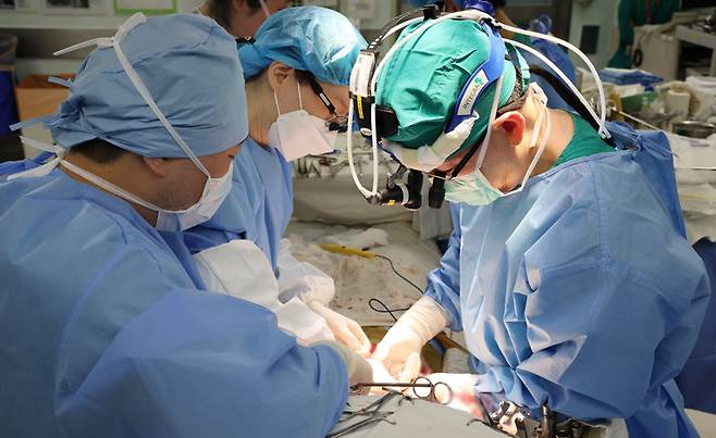 서울아산병원은 디지털 기술을 접목한 진료 시스템 고도화 등으로 경쟁력을 구축했다는 평가를 받았다. 사진은 세계적 간 이식 권위자 이승규 박사팀의 수술 장면. 서울아산병원 제공