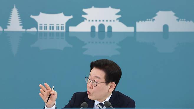 이재명 대통령이 25일 청와대에서 열린 확대국가관광전략회의에서 발언하고 있다. 뉴스1