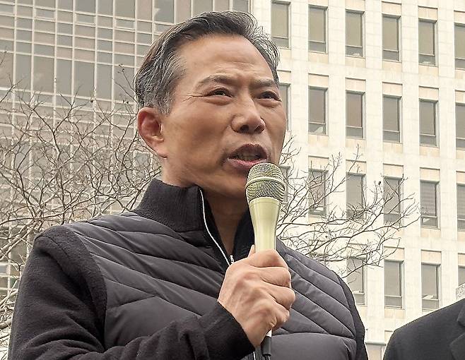 공직선거법 위반 혐의로 기소된 손현보 세계로교회 목사가 30일 부산 연제구 부산지법에서 열린 선고공판에서 징역 6개월에 집행유예 1년을 선고받고 풀려나 부산지법을 나서며 기자회견을 하고 있다. 2026.1.30 부산=뉴스1