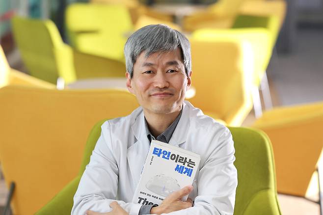 책 ‘타인이라는 세계’를 펴낸 홍순범 서울대병원 정신건강의학과 교수. 정용일 선임기자 yongil@hani.co.kr