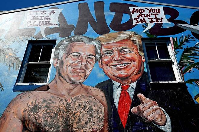 2026년 2월24일(현지시각) 오스트레일리아 시드니의 한 건물 벽에 그려진 예술가 스콧 마시(Scott Marsh)의 벽화 ‘아일랜드 보이즈(Island Boys)’. 시드니/AFP 연합뉴스