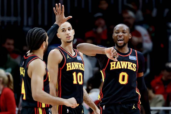 <yonhap photo-4335=""> epa12775196 Atlanta Hawks forward Jonathan Kuminga (R) celebrates with forward Zaccharie Risacher (C) and guard Gabe Vincent (L) during the second half of an NBA basketball game between the Washington Wizards and the Atlanta Hawks in Atlanta, Georgia, USA, 24 February 2026. EPA/ERIK S. LESSER SHUTTERSTOCK OUT/2026-02-25 12:32:08/ <저작권자 ⓒ 1980~2026 ㈜연합뉴스. 무단 전재 재배포 금지, AI 학습 및 활용 금지></yonhap>