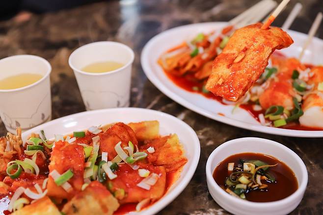 충북 제천은 빨간오뎅의 본고장이다. 제천에서는 어묵에 매콤한 소스를 바르고 대파를 듬뿍 뿌려서 먹는다.