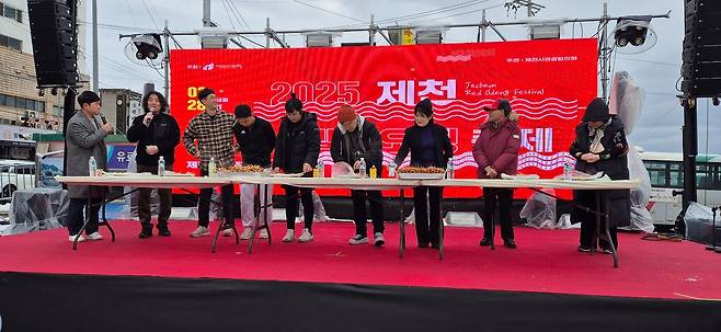 지난해 축제에서 제한 시간 동안 빨간오뎅 많이 먹기를 겨루는 '푸드 파이터 챌린저' 모습. 사진 제천시
