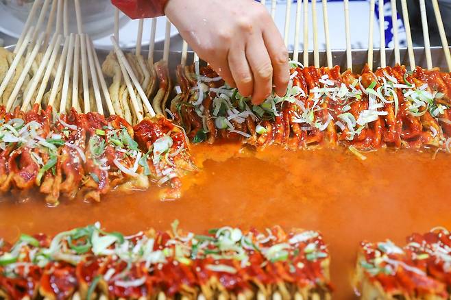 동문시장 빨간오뎅은 파와 함께 참깨를 얹어서 내준다. 소스 맛이 달큰한 편이다.