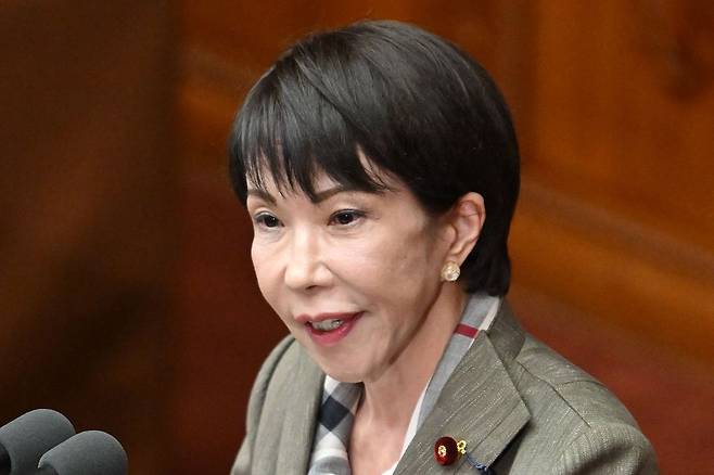 다카이치 사나에 일본 총리가 25일 일본 참의원(상원)에 참여해 야당 의원의 질의에 답하고 있다. AFP=연합뉴스