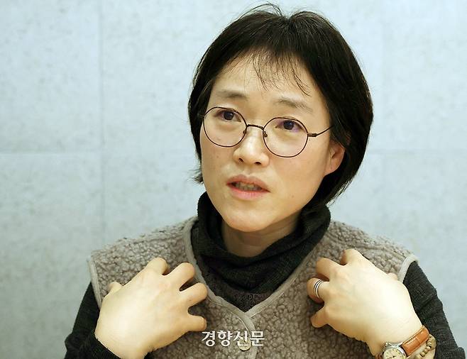 여성1호 장례지도사 심은이씨가 5일 서울 서초구의 한 카페에서 경향신문과 인터뷰를 하고 있다.