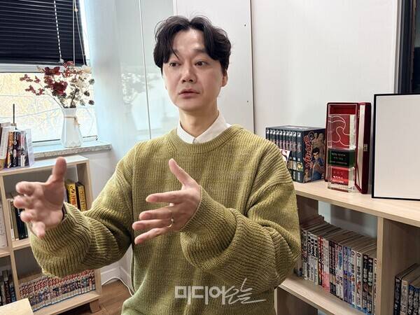 ▲지난 9일 미디어오늘과 인터뷰하고 있는 김동훈 만화가이자 한국디지털콘텐츠창작자협회장. 사진=정민경 기자.