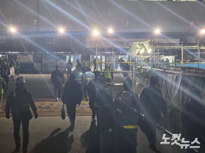 삼성전자 평택캠퍼스 신공장 건설 현장으로 들어서는 근로자들. 박성완 기자