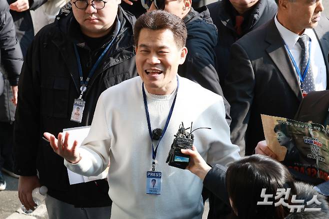 이재명 대통령과 김현지 청와대 제1부속실장에 대한 허위 사실을 유포한 혐의로 고발된 한국사 강사 출신 보수 유튜버 전한길 씨가 12일 오전 서울 동작경찰서에 피의자 신분으로 출석하고 있다. 류영주 기자