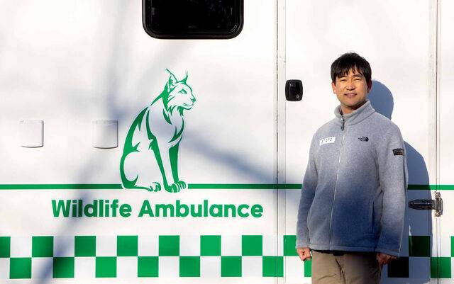 이동 진료소 기능을 하는 트레일러 앞에 서 있는 김정호 수의사. 트레일러를 활용해 동물원 밖 동물들을 치료하는 데 나설 예정이다.