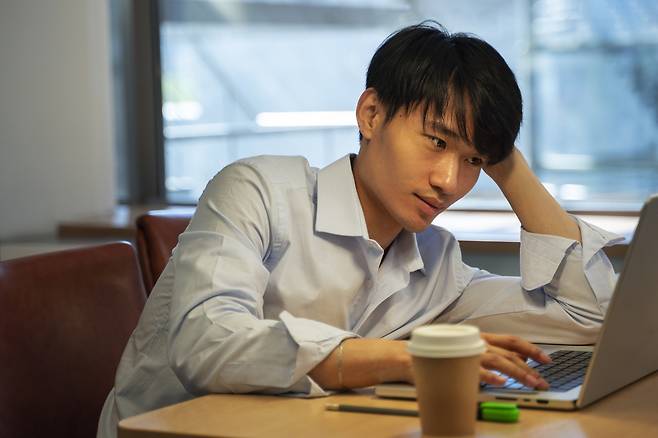 세후 230만원대 월급으로 고물가를 버텨내는 ‘가운데 직장인’의 삶은 통계 평균보다 중위값에 더 가깝다. freepik