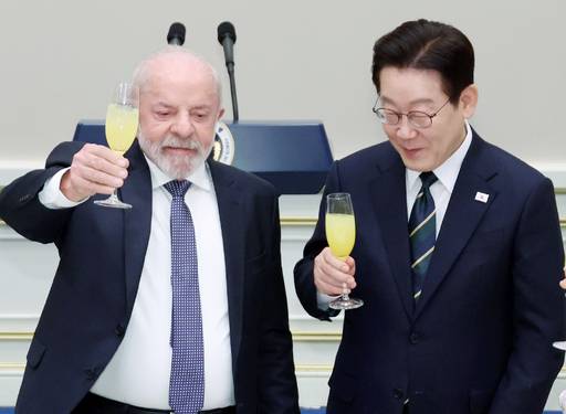 지난 23일 루이스 이나시우 룰라 다시우바 브라질 대통령 방한을 환영하기 위한 국빈 만찬이 청와대에서 열린 가운데 이재명 대통령이 룰라 대통령과 건배하고 있다. 만찬에 앞선 정상회담에서 룰라 대통령은 이 대통령에게 차기 유엔 사무총장으로 미첼 바첼레트 전 칠레 대통령을 지지해줄 것을 부탁했다. 뉴시스