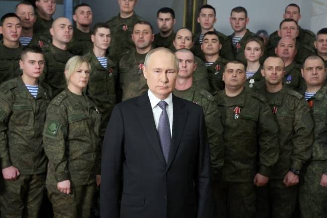 블라디미르 푸틴 러시아 대통령과 러시아 군인들