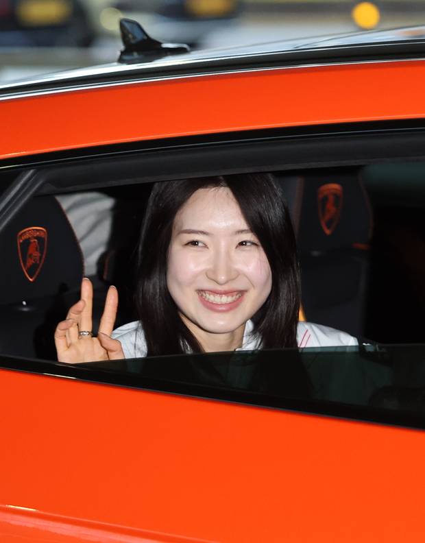 2026 밀라노-코르티나담페초 동계올림픽 쇼트트랙 2관왕 김길리가 24일 인천국제공항 제2여객터미널을 통해 귀국 뒤 스포츠카를 타고 공항을 출발하고 있다. 연합뉴스