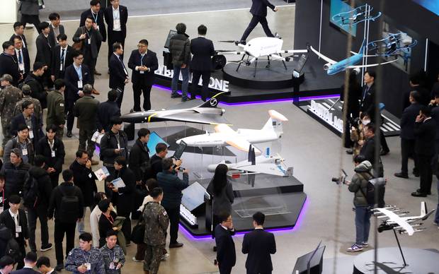 25일 부산 해운대구 벡스코 제1전시장에서 열린 ‘드론쇼코리아 2026’에서 관람객들이 대한항공 부스에 전시된 AI 소형 다목적무인기, 피지컬 AI 아음속무인기, 소형 타격무인기를 살펴보고 있다. 뉴스1