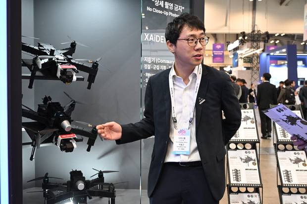 25일 부산 해운대구 벡스코에서 열린 ‘드론쇼코리아 2026’ 박람회에서 이동근(왼쪽) 니어스랩 상무가 니어스랩의 드론 ‘자이든’을 들고 설명하고 있다. 부산=김태호기자