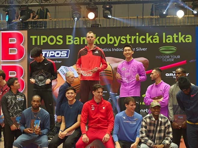 우상혁(뒤 오른쪽 끝)이 25일(한국시간) 슬로바키아의 두클라 스포츠 홀에서 벌어진 반스카비스트리차 실내대회 남자 높이뛰기 결선서 동메달을 따낸 뒤 참가자들과 기뻐하고 있다. 사진제공│대한육상연맹