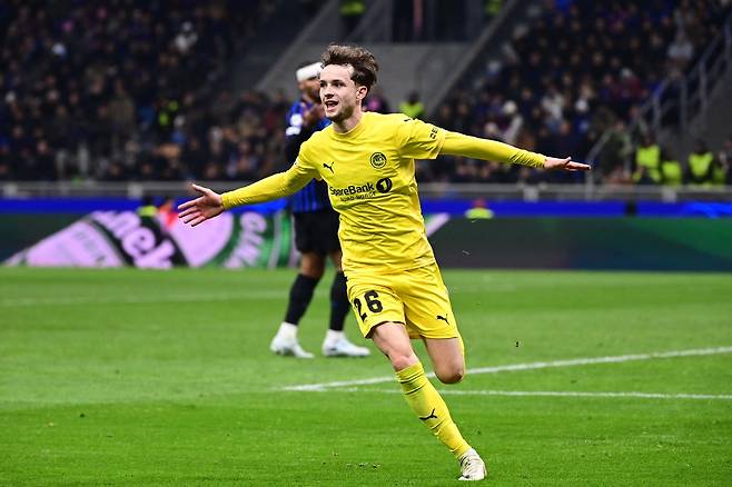 보되/글림트 하콘 에브옌이 25일 UCL 플레이오프 2차전 인터 밀란전에서 골을 넣은 뒤 세리머니하고 있다. AFP연합뉴스