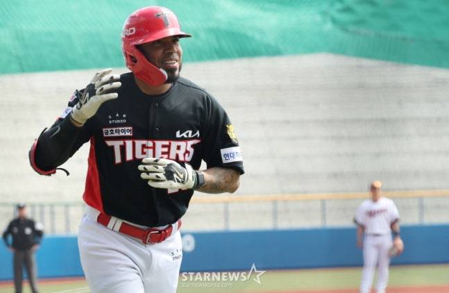 WBC 한국 야구 대표팀이 24일 일본 오키나와현 카데나 야구장에서 KIA 타이거즈와 연습경기를 가졌다. KIA 카스트로가 1회초 선제 우월 2점 홈런을 날리고 있다. /사진=김진경 대기자