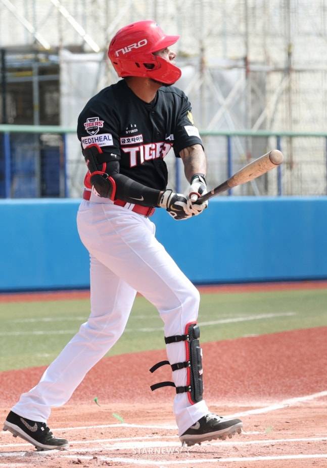 WBC 한국 야구 대표팀이 24일 일본 오키나와현 카데나 야구장에서 KIA 타이거즈와 연습경기를 가졌다. KIA 카스트로가 1회초 선제 우월 2점 홈런을 날리고 있다. /사진=김진경 대기자