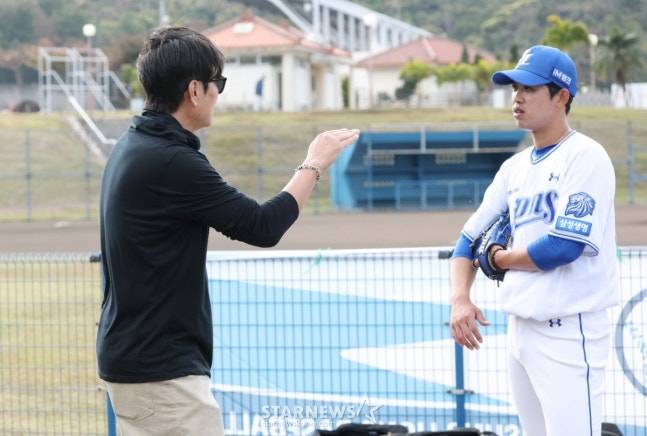 삼성 라이온즈가 22일 일본 오키나와 온나손 아카마 볼파크에서 스프링 캠프를 진행했다. 임기영이 불펜 피칭 훈련을 마친 후 정민철 해설위원의 조언을 듣고 있다. /사진=김진경 대기자