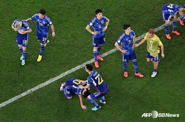 일본 축구대표팀 선수들이 2022 카타르 월드컵 크로아티아와 16강전에서 승부차기 끝에 패한 뒤 아쉬워 하고 있다. /AFPBBNews=뉴스1