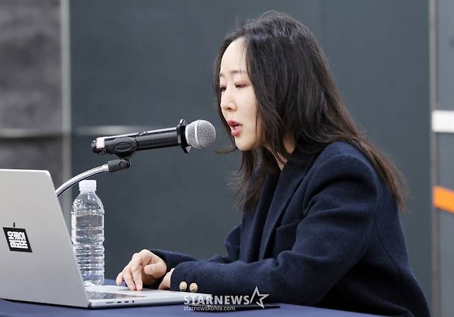 오케이 레코즈 대표 민희진이 25일 서울 종로구 교원 챌린지홀에서 열린 1심 소송 결과와 향후 계획 발표를 위한 기자회견에서 발언하고 있다. /2026.02.25 /사진=김휘선 hwijpg@