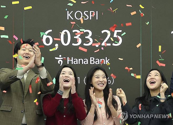 이제는 코스피 6000 시대 (서울=연합뉴스) 김성민 기자 = 코스피가 장중 6000을 넘어선 가운데 25일 서울 중구 하나은행 본점 딜링룸에서 직원들이 기뻐하고 있다. 2026.2.25 ksm7976@yna.co.kr