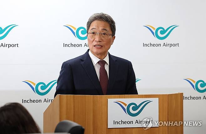 입장 밝히는 이학재 인천국제공항공사 사장 (영종도=연합뉴스) 김주형 기자 = 이학재 인천국제공항공사 사장이 25일 인천공항 기자실에서 기자회견을 열고 발언하고 있다.
지난 20일 사의를 밝힌 이학재 사장은 2023년 윤석열 정부에서 임명된 3선 의원 출신이다. 최근 공항 보안검색, 인사권 등을 두고 정부와 팽팽한 대립을 벌여왔다. 2026.2.25 kjhpress@yna.co.kr